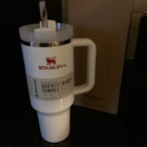 Stanley Mistletoe Twist
Quencher
Flowstate Tumbler 40 OZ LIMITED EDITION!